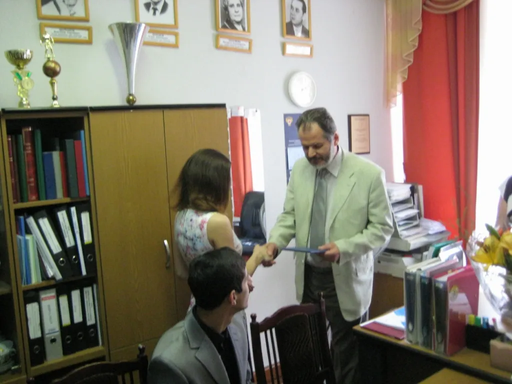 Вручение дипломов выпускникам в деканате.jpg