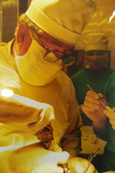 Профессор В.В. Богатов у операционного стола.jpg