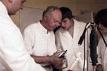 Профессор А.С. Щербаков на занятиях со студентами-стоматологами.jpg