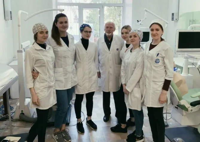 Профессор А.С. Щербаков на занятиях со студентами-стоматологами.jpg