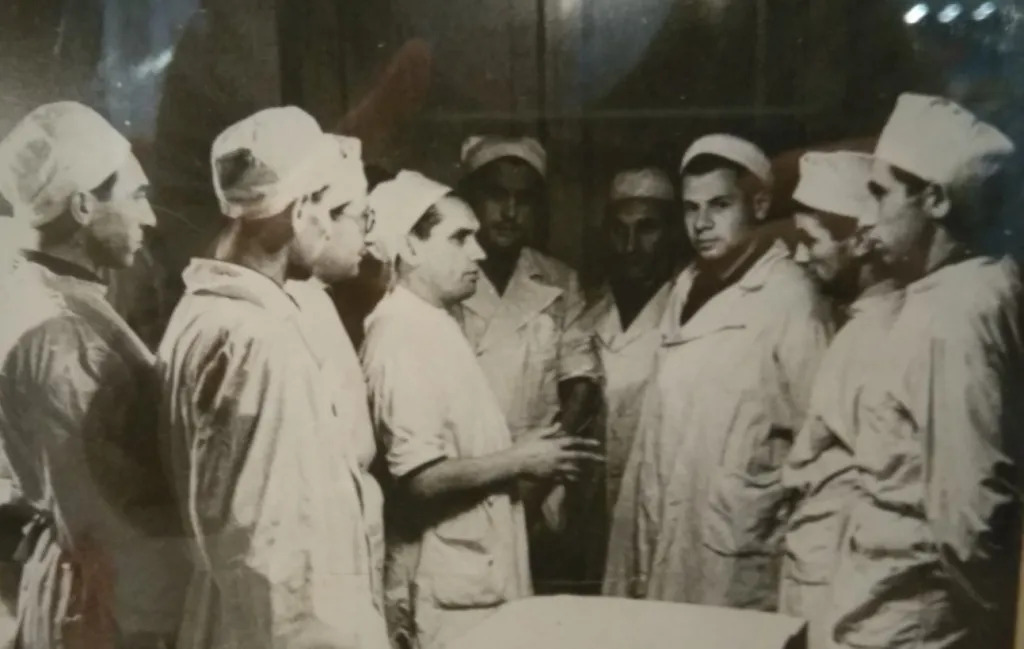 П.В. Наумов со студентами ЛГСМИ (1949)