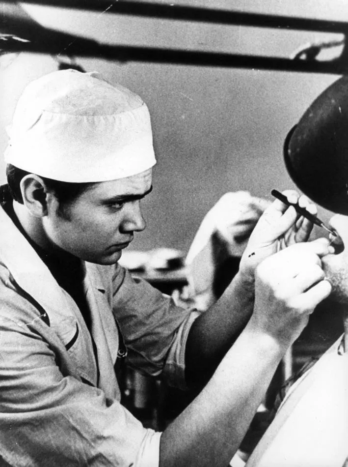 Ассистент кафедры хирургической стоматологии КГМИ Б.Н. Давыдов.jpg