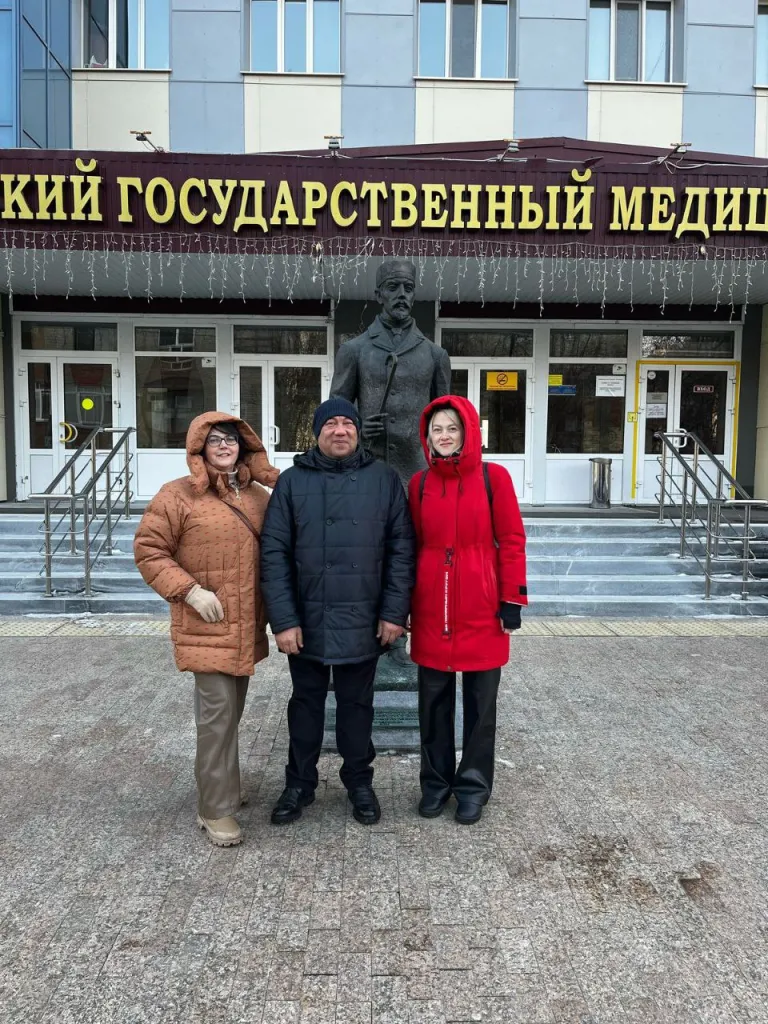 Шабанова Ирина Николаевна, Абдувосидов Хуршед Абдувохидович и Бычкова Ирина Александровна, в ожидании начала конференции.