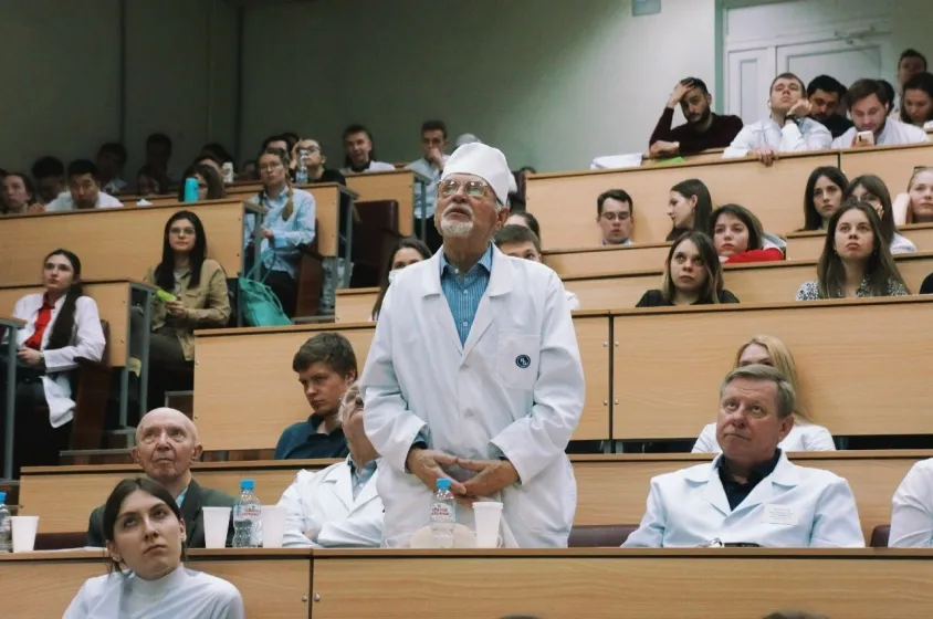 Профессор А.С. Щербаков в жюри студенческой конференции.jpg