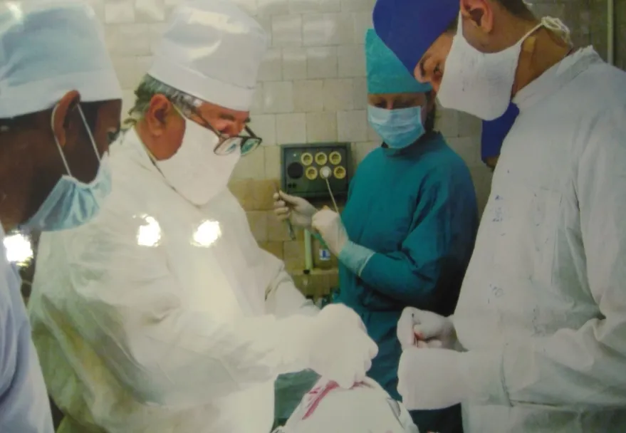 Профессор В.В. Богатов у операционного стола.jpg