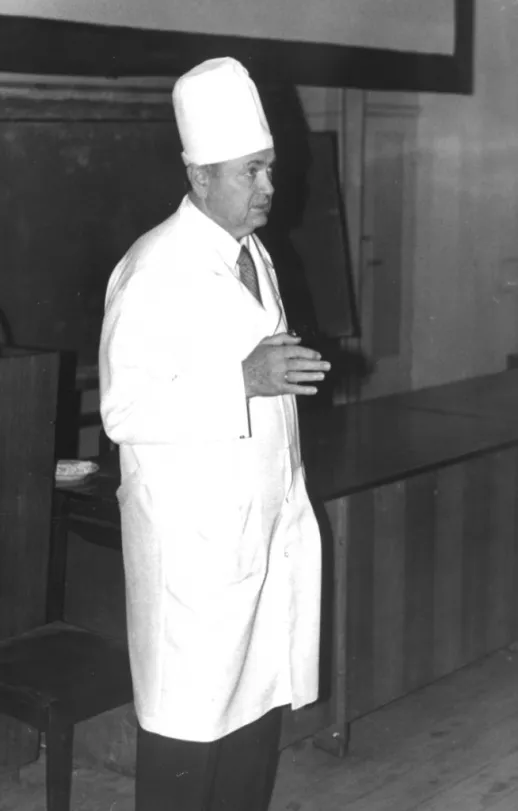 Профессор Б.Н. Давыдов читает лекцию студентам-стоматологам.jpg