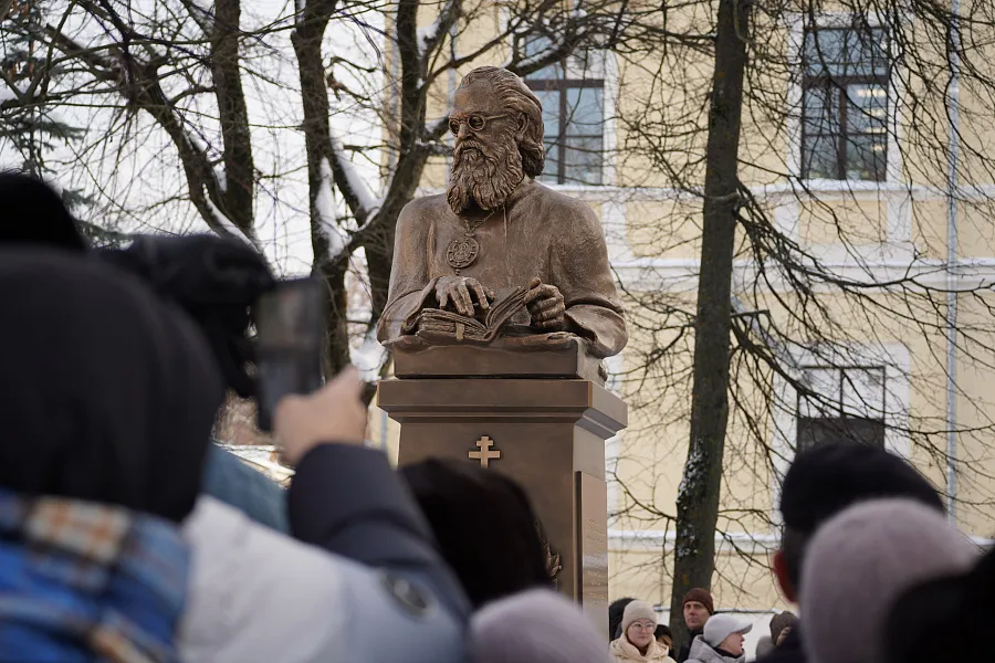 На территории Тверского медуниверситета открыли бюст святителю Луке Крымскому