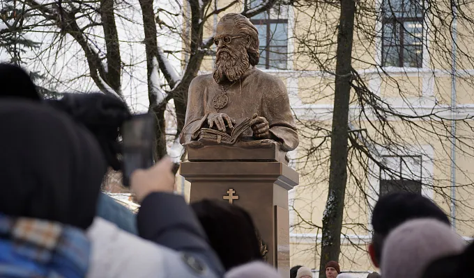 На территории Тверского медуниверситета открыли бюст святителю Луке Крымскому