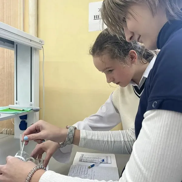 Гимназисты 7 класса приняли участие в лабораторном практикуме на кафедре химии - фото 1