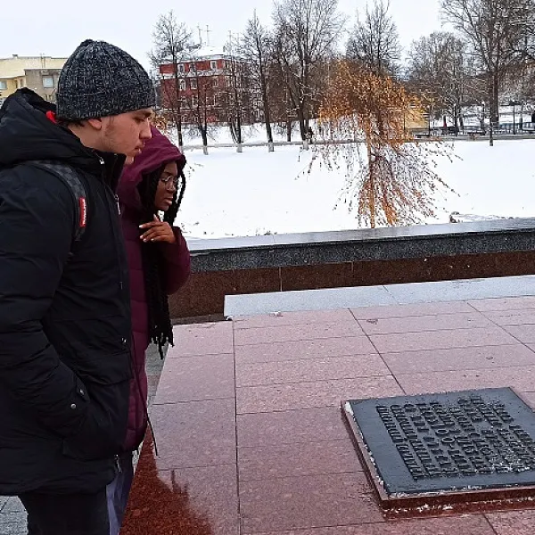 Экскурсия слушателей подготовительного отделения ТГМУ к Обелиску Победы - фото 1