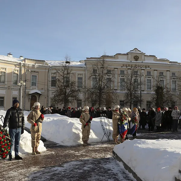 Представители ТвГМУ возложили цветы к братской могиле советских воинов в День защитника Отечества - фото 2