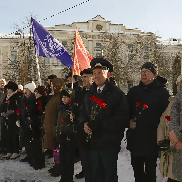 Представители ТвГМУ возложили цветы к братской могиле советских воинов в День защитника Отечества - фото 3