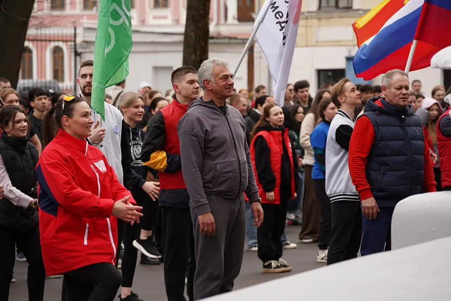 Более 300 студентов-медиков вышли на массовую зарядку