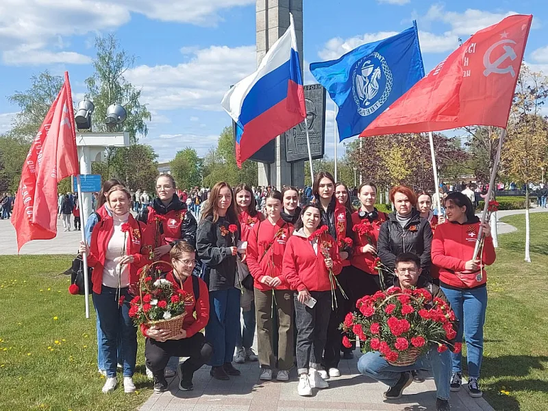 Волонтеры-медики Тверского ГМУ возложили цветы к Обелиску Победы