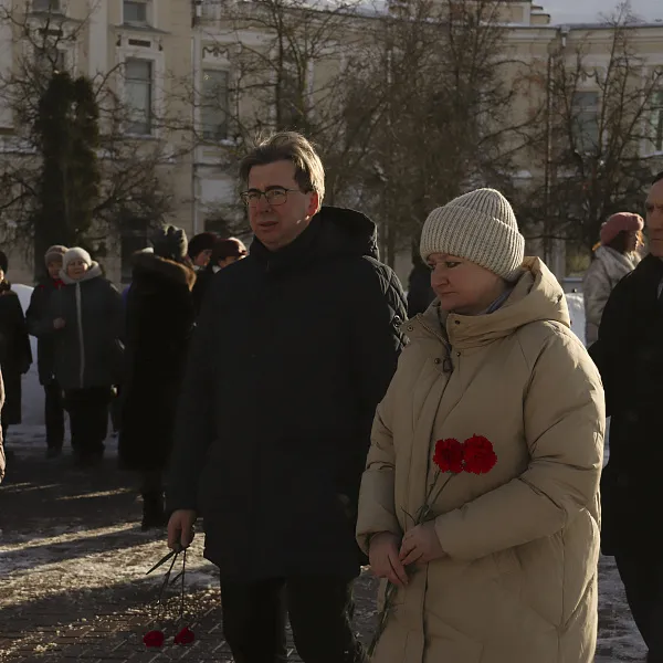 Представители ТвГМУ возложили цветы к братской могиле советских воинов в День защитника Отечества - фото 1