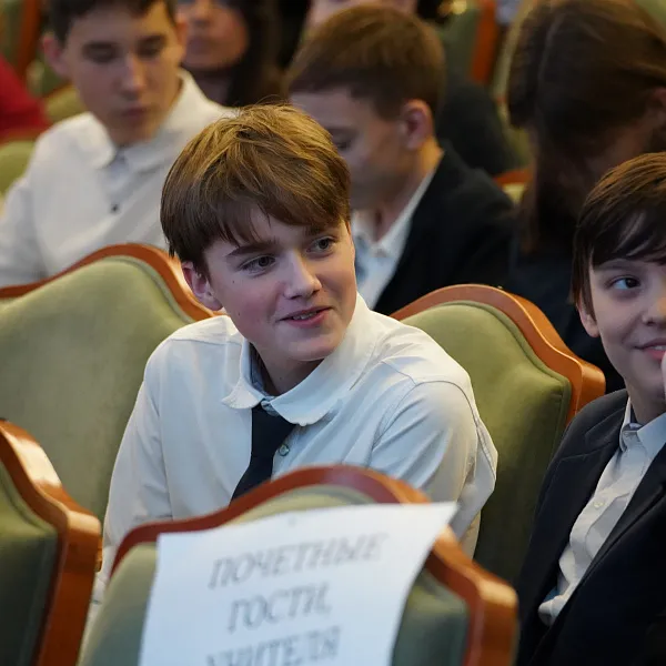 Гимназисты Тверского медуниверситета поздравили педагогов с Днем учителя  - фото 2