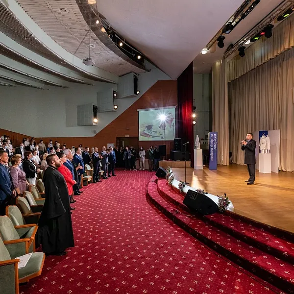 Высокие гости университета поздравили первокурсников  с 1 сентября - фото 9