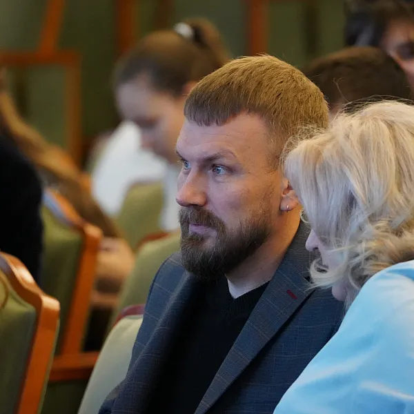Гимназисты Тверского медуниверситета поздравили педагогов с Днем учителя - фото 1