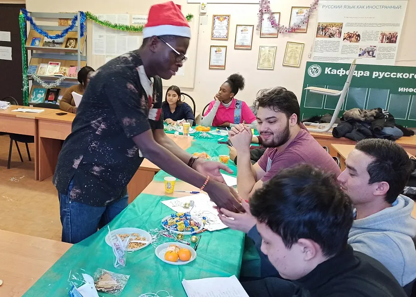 Иностранные слушатели подготовительного отделения знакомятся с миром русских традиций