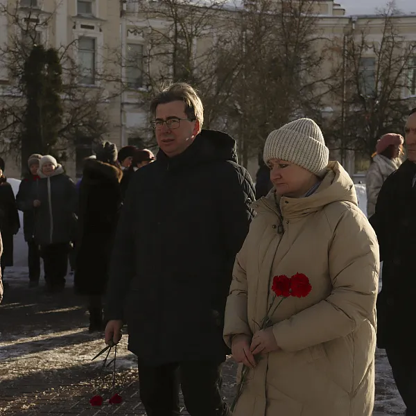 Представители ТвГМУ возложили цветы к братской могиле советских воинов в День защитника Отечества - фото 1