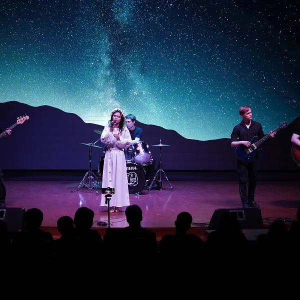 «По щелчку пальцев» прошел бенефис 5-6 курсов ТвГМУ в рамках проекта «Студенческая весна»  - фото 1