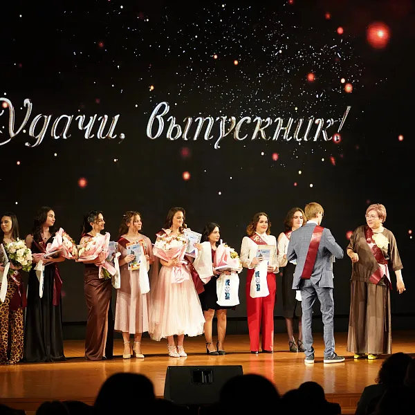 5 золотых и 5 серебряных медалей! В гимназии ТвГМУ вручили аттестаты - фото 9
