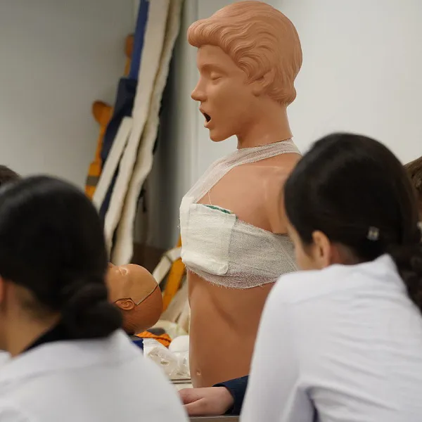 «Юные медики» завершили занятия на кафедре безопасности жизнедеятельности ТвГМУ - фото 4