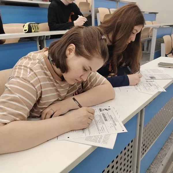 Студенты и гимназисты Тверского медуниверситета приняли участие в «Диктанте Победы»  - фото 5