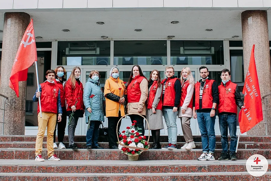 Возложение цветов к обелиску Победы