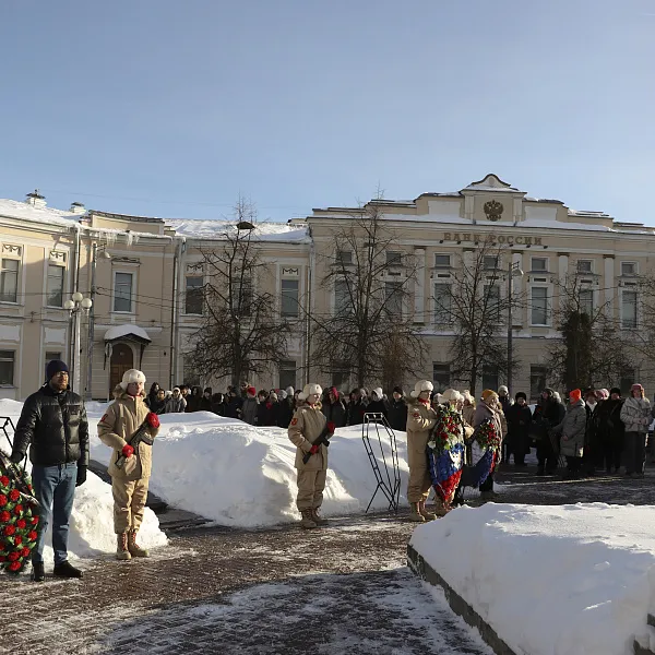 Представители ТвГМУ возложили цветы к братской могиле советских воинов в День защитника Отечества - фото 2