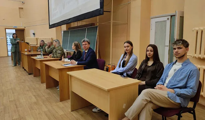 От сердца к сердцу: встреча сотрудников и студентов, активистов патриотических движений с участниками СВО, героями России