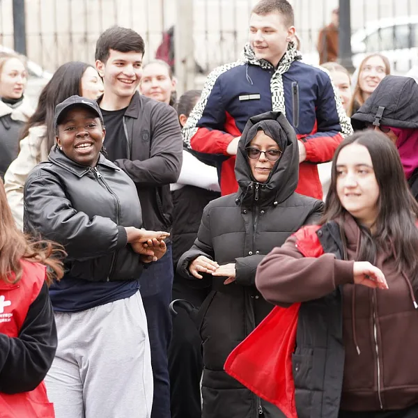 Более 300 студентов-медиков вышли на массовую зарядку - фото 4