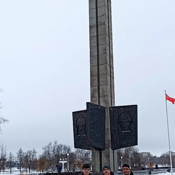 Экскурсия слушателей подготовительного отделения ТГМУ к Обелиску Победы - фото 3