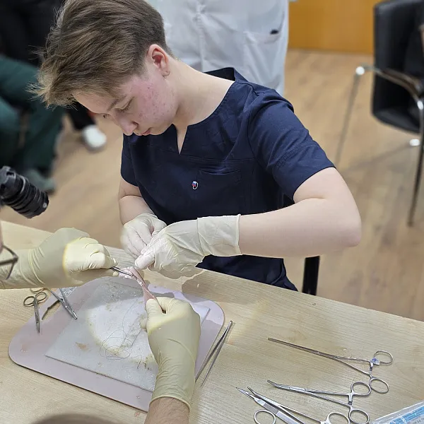 В ТвГМУ прошла первая межвузовская олимпиада по хирургическим навыкам «Волжский шов»  - фото 3