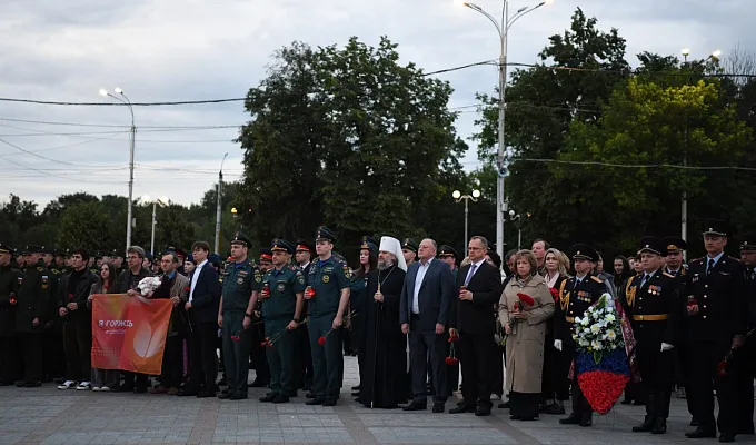 Участники СПК «Я горжусь – Тверской ГМУ» зажгли свечи памяти и возложили цветы у Обелиска Победы