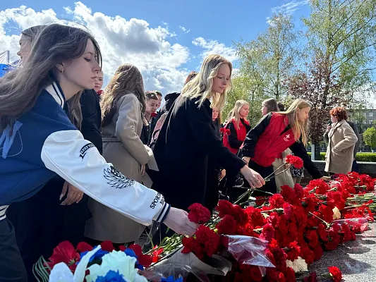 Студенты, гимназисты и сотрудники ТвГМУ возложили цветы к Обелиску Победы Студенты, гимназисты и сотрудники ТвГМУ возложили цветы к Обелиску Победы