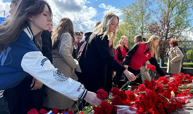 Студенты, гимназисты и сотрудники ТвГМУ возложили цветы к Обелиску Победы 