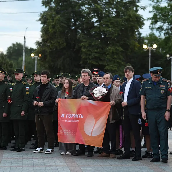 Участники СПК «Я горжусь – Тверской ГМУ» зажгли свечи памяти и возложили цветы у Обелиска Победы - фото 5