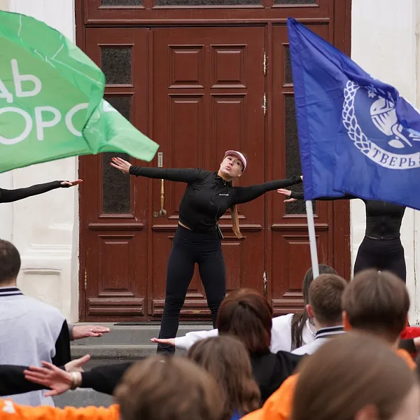 Более 300 студентов-медиков вышли на массовую зарядку - фото 9