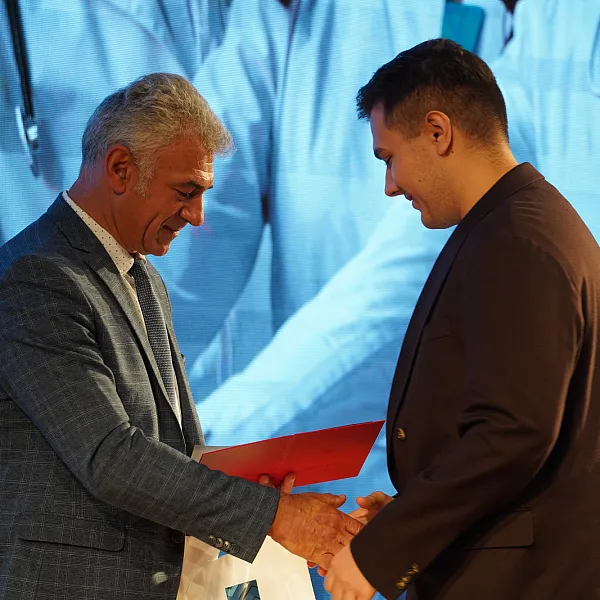 В Тверском медуниверситете прошел выпускной для 522 будущих врачей - фото 3