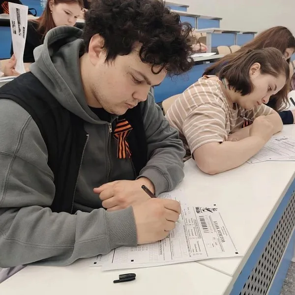 Студенты и гимназисты Тверского медуниверситета приняли участие в «Диктанте Победы»  - фото 2