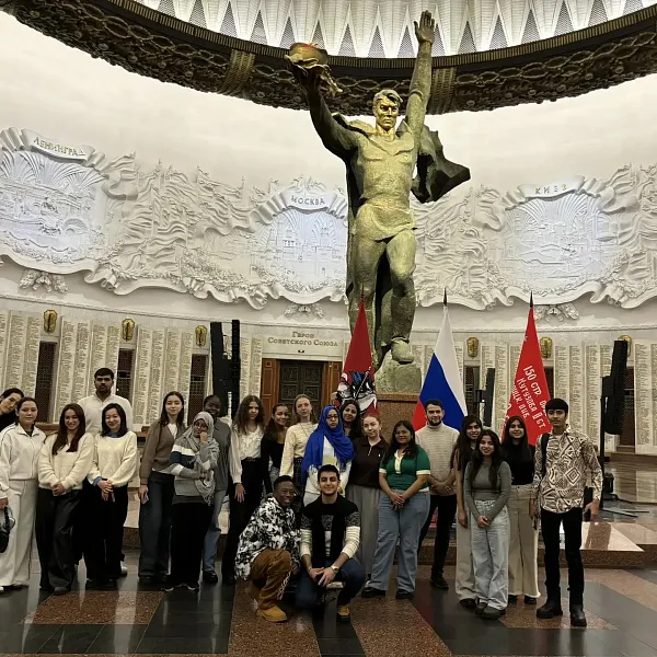 90 иностранных студентов ТвГМУ совершили культурно-просветительскую поездку в Москву - фото 1
