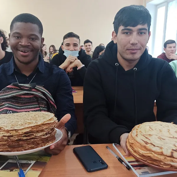 ЗНАКОМСТВО ИНОСТРАННЫХ УЧАЩИХСЯ С РУССКИМИ ТРАДИЦИЯМИ: ПРАЗДНИК «ШИРОКАЯ МАСЛЕНИЦА» - фото 1