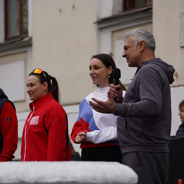 Более 300 студентов-медиков вышли на массовую зарядку - фото 5