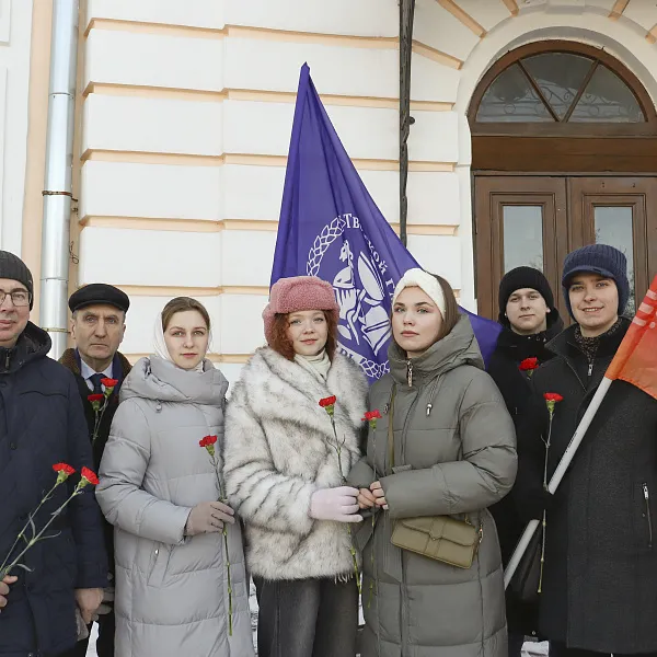 Представители ТвГМУ возложили цветы к братской могиле советских воинов в День защитника Отечества - фото 4