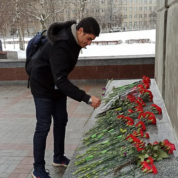 Экскурсия слушателей подготовительного отделения ТГМУ к Обелиску Победы - фото 4