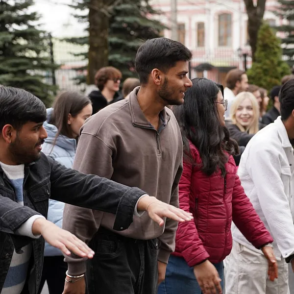 Более 300 студентов-медиков вышли на массовую зарядку - фото 8