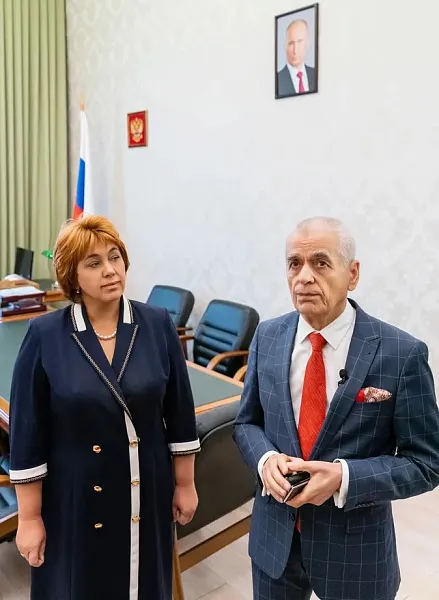 Ректор и коллектив Тверского ГМУ поздравили своего почетного профессора, академика РАН Г.Г.Онищенко с днем рождения