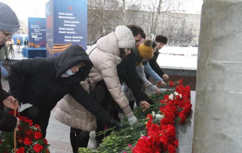 Студенты, педагоги и сотрудники Тверского ГМУ возложили цветы к Обелиску Победы в память о защитниках Калинина