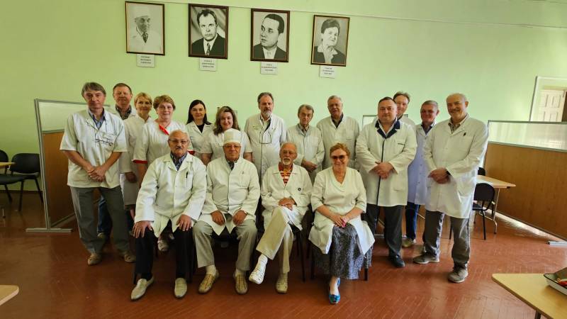 О.А. Гаврилова и сотрудники кафедр стоматологического профиля в лекционной аудитории стоматологической поликлиники.jpg
